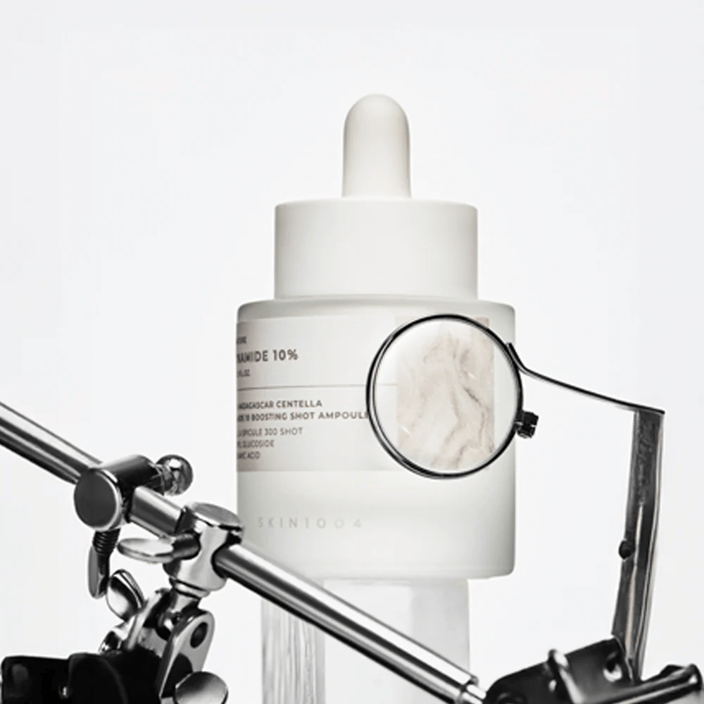 Detailný obrázok SKIN1004 Madagascar Centella Niacinamide 10 Boosting Shot Ampoule ktorý zdôrazňuje zameranie na zloženie a aktívnu formulu pre jasnejšiu pleť a rovnomernú štruktúru pokožky.