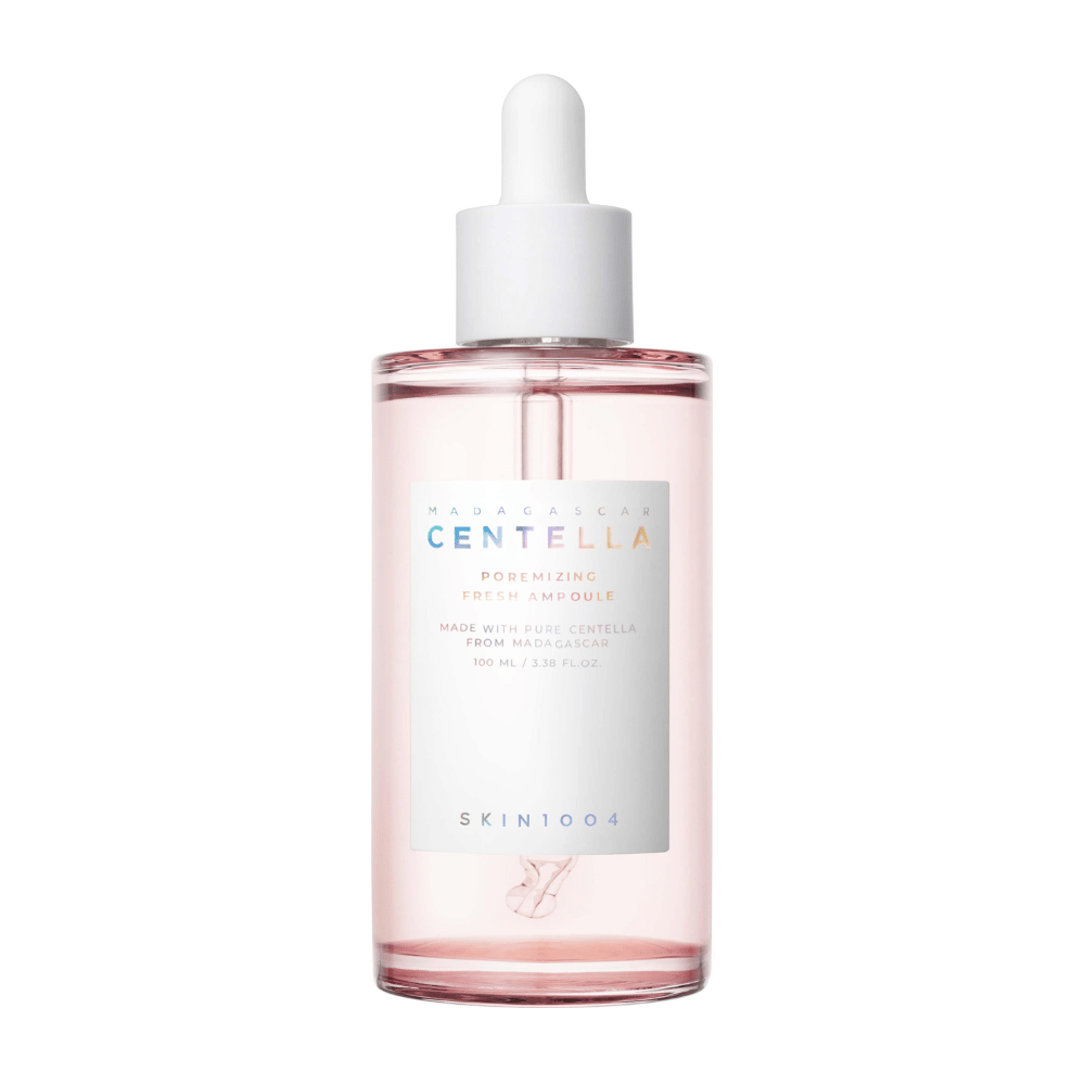 Priehľadná fľaša s ružovou tekutinou a bielou kvapkacou pipetou, SKIN1004 Madagascar Centella Poremizing Fresh Ampoule, na bielom pozadí.
