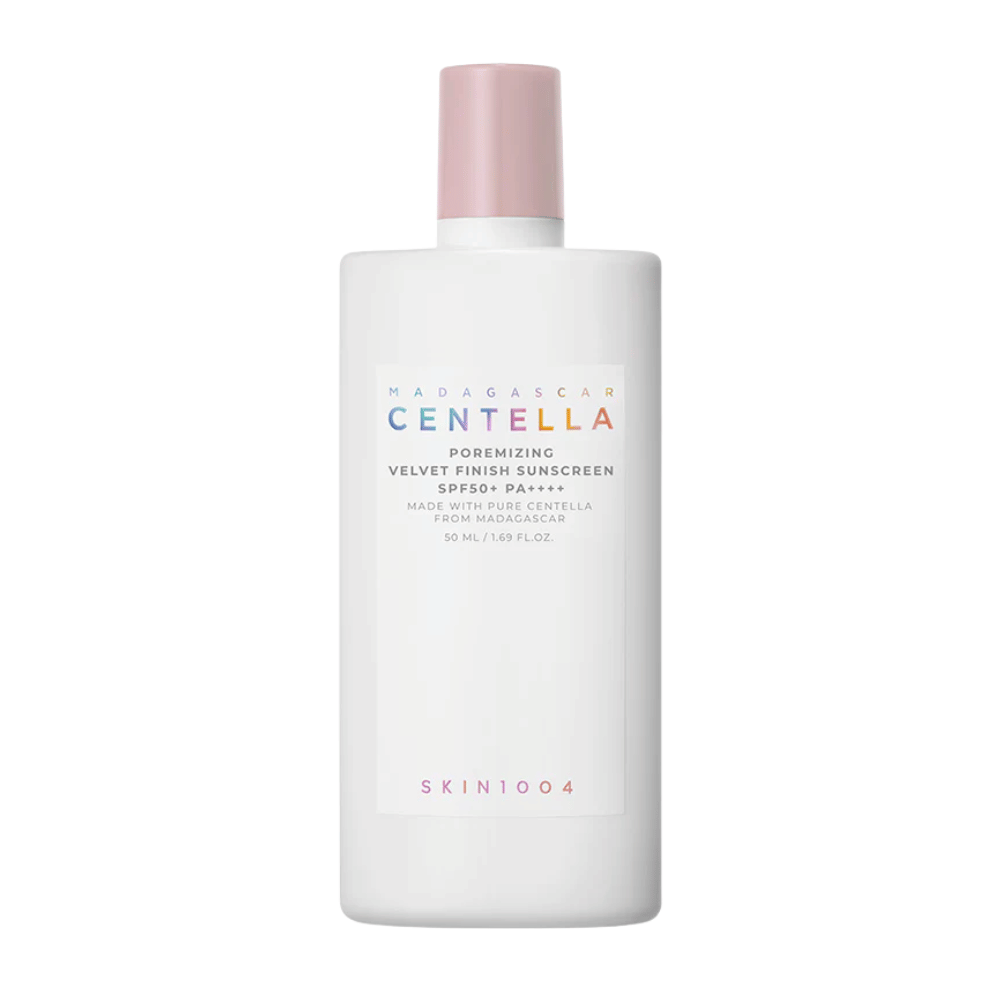 SKIN1004 Madagascar Centella Poremizing Velvet Finish Sunscreen SPF 50+ PA++++ – opaľovací krém s Centella Asiatica z Madagaskaru, ktorý upokojuje pokožku, znižuje lesk a poskytuje vysokú širokospektrálnu UV ochranu.
