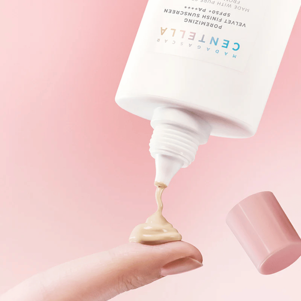 Krémová konzistencia SKIN1004 Madagascar Centella Poremizing Velvet Finish Sunscreen SPF 50+ PA++++ sa vstrebáva do pokožky a poskytuje prirodzený, zamatovo jemný finiš bez lepkavého pocitu.