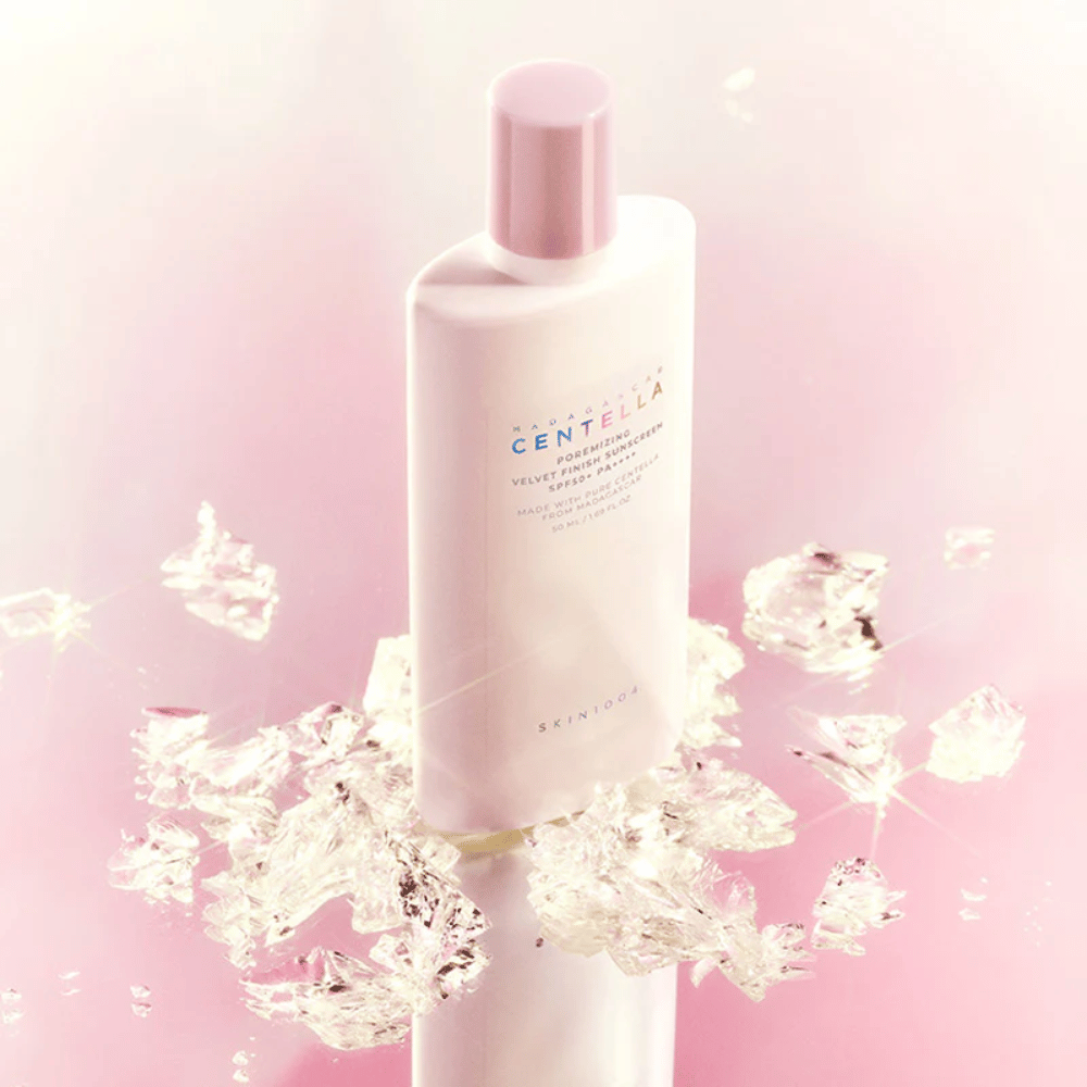 SKIN1004 Madagascar Centella Poremizing Velvet Finish Sunscreen SPF 50+ PA++++ s ľahkým zložením, ktoré sa hladko vstrebáva a poskytuje dlhotrvajúcu ochranu s jemným, zamatovým pocitom.