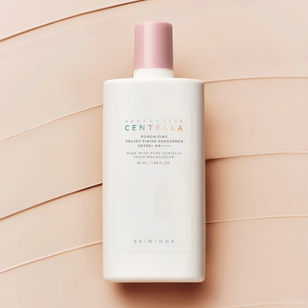 SKIN1004 Madagascar Centella Poremizing Velvet Finish Sunscreen SPF 50+ PA++++ s Centella Asiatica, ktorá upokojuje pokožku a zanecháva príjemný, matný finiš bez bieleho filmu.