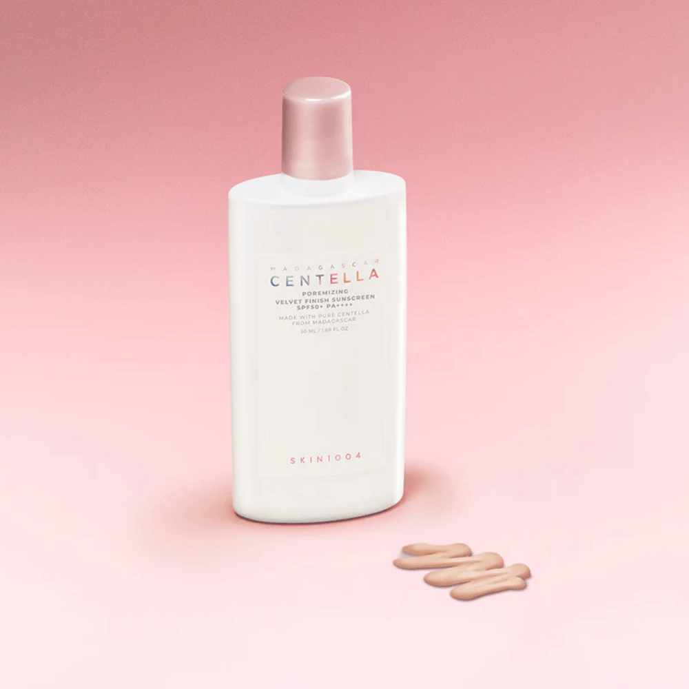 SKIN1004 Madagascar Centella Poremizing Velvet Finish Sunscreen SPF 50+ PA++++ – ľahký opaľovací krém so zamatovým finišom, ktorý chráni pokožku a pomáha kontrolovať lesk.