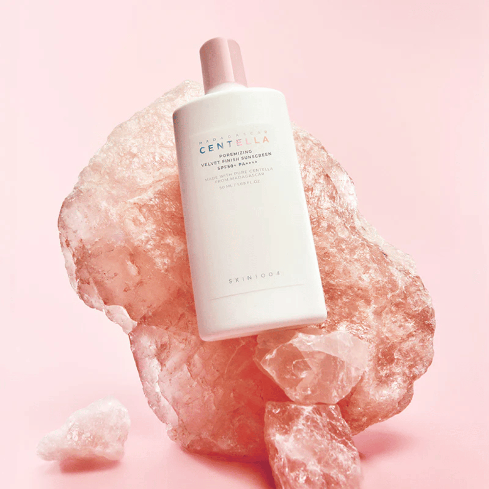 SKIN1004 Madagascar Centella Poremizing Velvet Finish Sunscreen SPF 50+ PA++++ s Centella Asiatica z Madagaskaru, ktorá upokojuje pokožku a poskytuje prirodzene matný, jemný finiš.