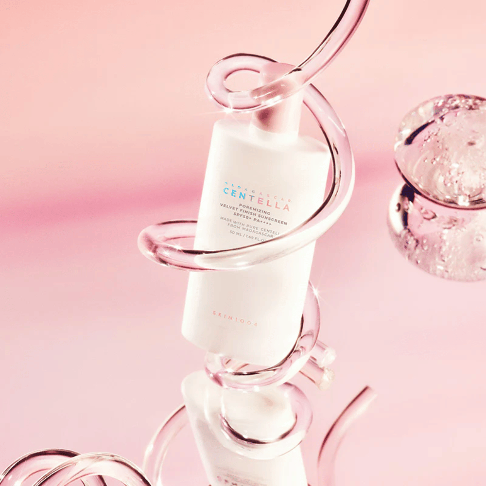 SKIN1004 Madagascar Centella Poremizing Velvet Finish Sunscreen SPF 50+ PA++++ so zamatovým finišom, ktorý chráni pokožku pred UVA a UVB žiarením a zároveň pomáha minimalizovať viditeľnosť pórov.