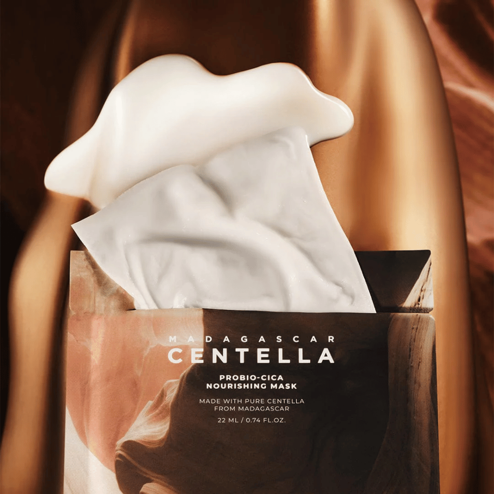 Balenie s vytiahnutou sheet mask, ktoré ukazuje bohatú esenciu a hydratačný účinok.