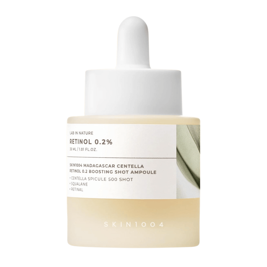 SKIN1004 Madagascar Centella Retinol 0.2 Boosting Shot Ampoule stojaci na bielom pozadí – jemné, ale účinné retinolové sérum pre jemnejšie línie, rovnomernejšiu pokožku a zvýšenú pružnosť.
