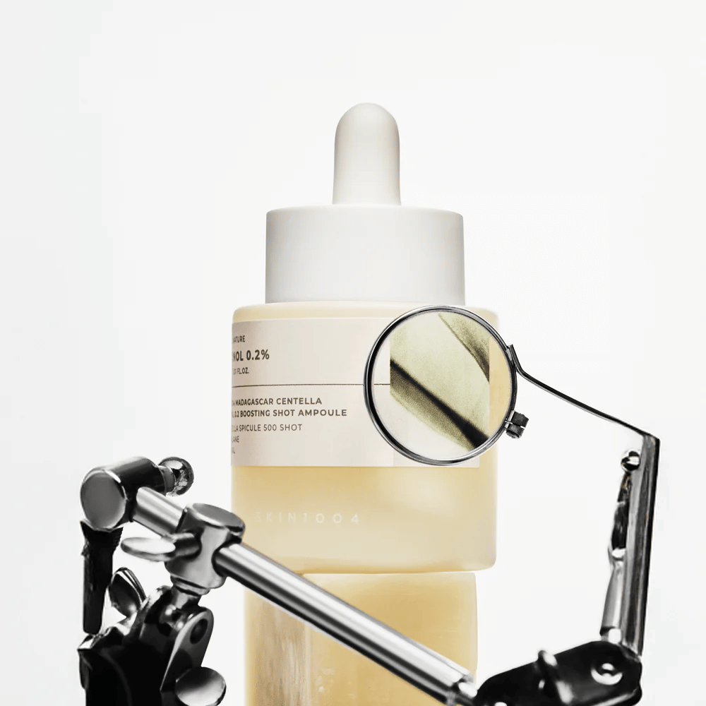 Detailný záber na SKIN1004 Madagascar Centella Retinol 0.2 Boosting Shot Ampoule zdôrazňujúci aktívnu formulu s retinolom, centella spicule a squalane pre efektívnu obnovu pokožky.