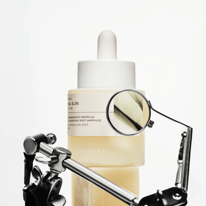 Detailný záber na SKIN1004 Madagascar Centella Retinol 0.2 Boosting Shot Ampoule zdôrazňujúci aktívnu formulu s retinolom, centella spicule a squalane pre efektívnu obnovu pokožky.