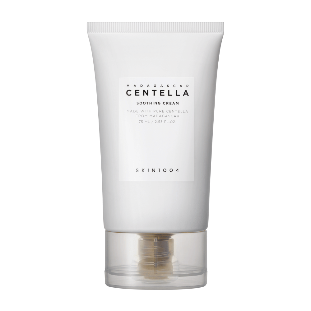 Biela tuba Madagascar Centella Soothing Cream od SKIN1004 s priehľadným uzáverom. Text na tube opisuje produkt ako upokojujúci a vyrobený z čistej Centelly z Madagaskaru. Tuba obsahuje 75 ml / 2,53 fl. oz.
