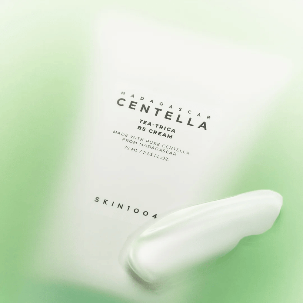SKIN1004 Tea-Trica B5 Cream s ľahkým zložením, ktoré vyvažuje tvorbu mazu a je vhodné pre mastnú a aknóznu pleť