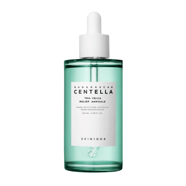 Zelená priehľadná fľaša s bielou etiketou a pipetou – SKIN1004 Madagascar Centella Tea-Trica Relief Ampoule 100 ml na bielom pozadí.