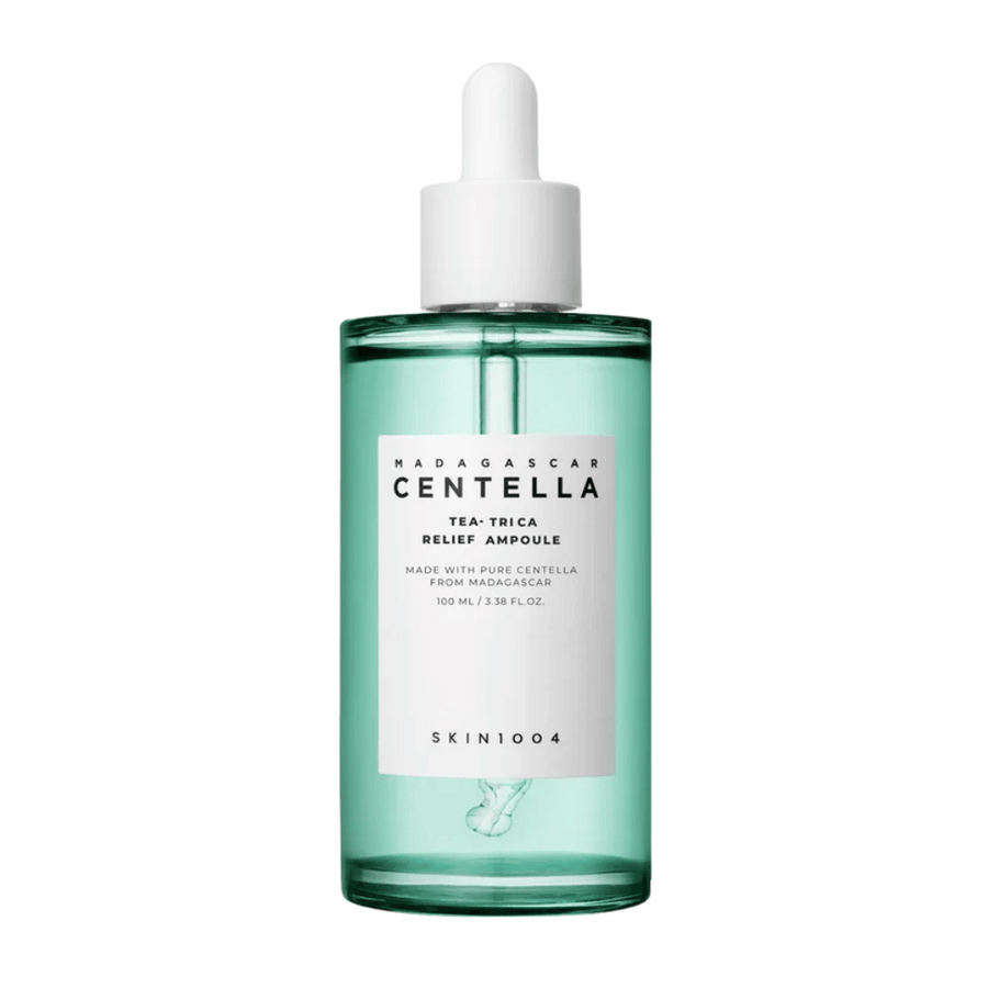 Zelená priehľadná fľaša s bielou etiketou a pipetou – SKIN1004 Madagascar Centella Tea-Trica Relief Ampoule 100 ml na bielom pozadí.