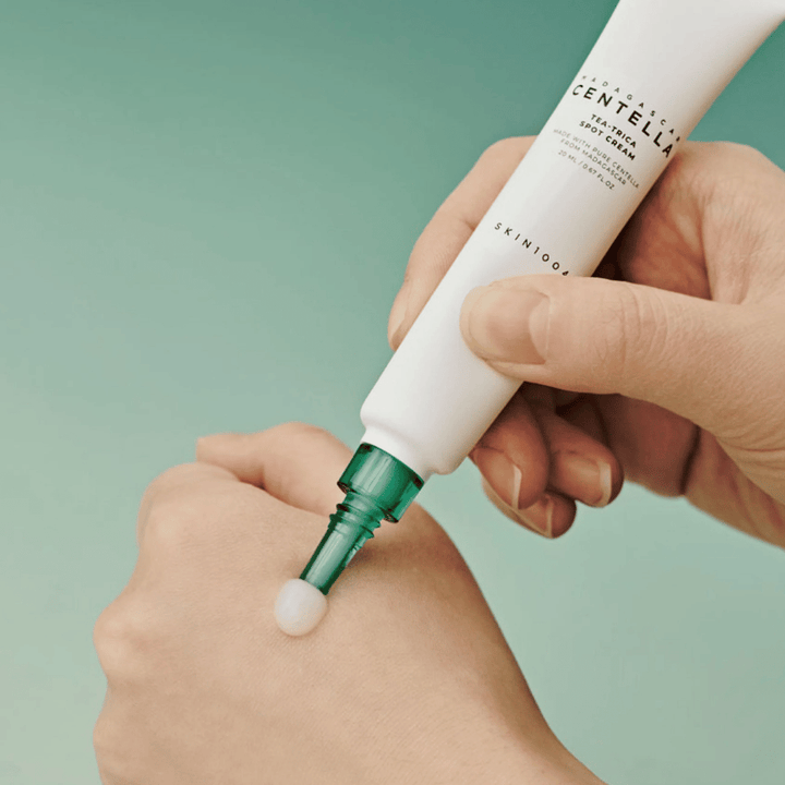 Aplikácia SKIN1004 Madagascar Centella Tea-Trica Spot Cream na pokožku – cielená liečba proti vyrážkam, škvŕn a zapálených častí.