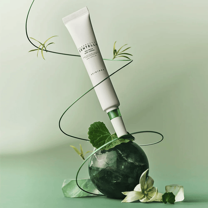 SKIN1004 Tea-Trica Spot Cream s centella asiatica a botanickými prvkami – kórejský krém na akné na upokojenie podráždenia a zníženie začervenania.