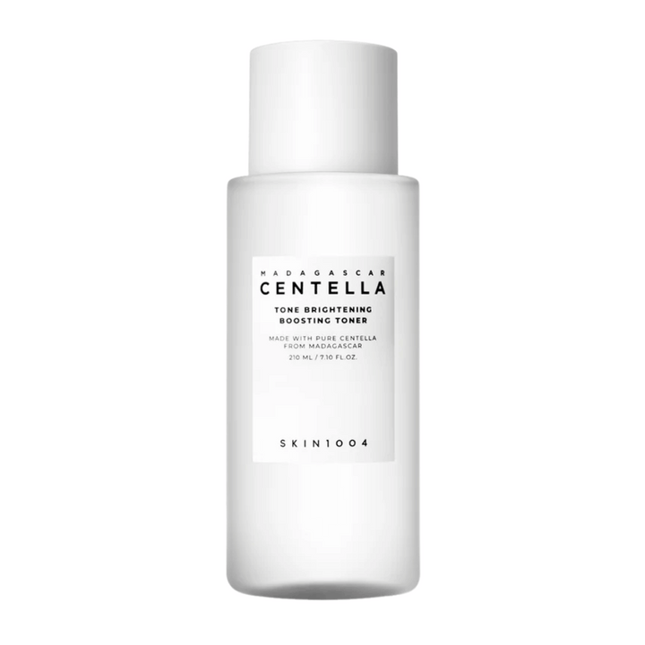 Obrázok produktu SKIN1004 Madagascar Centella Tone Brightening Boosting Toner – biela, elegantná fľaša s minimalistickým dizajnom a čiernym textom.