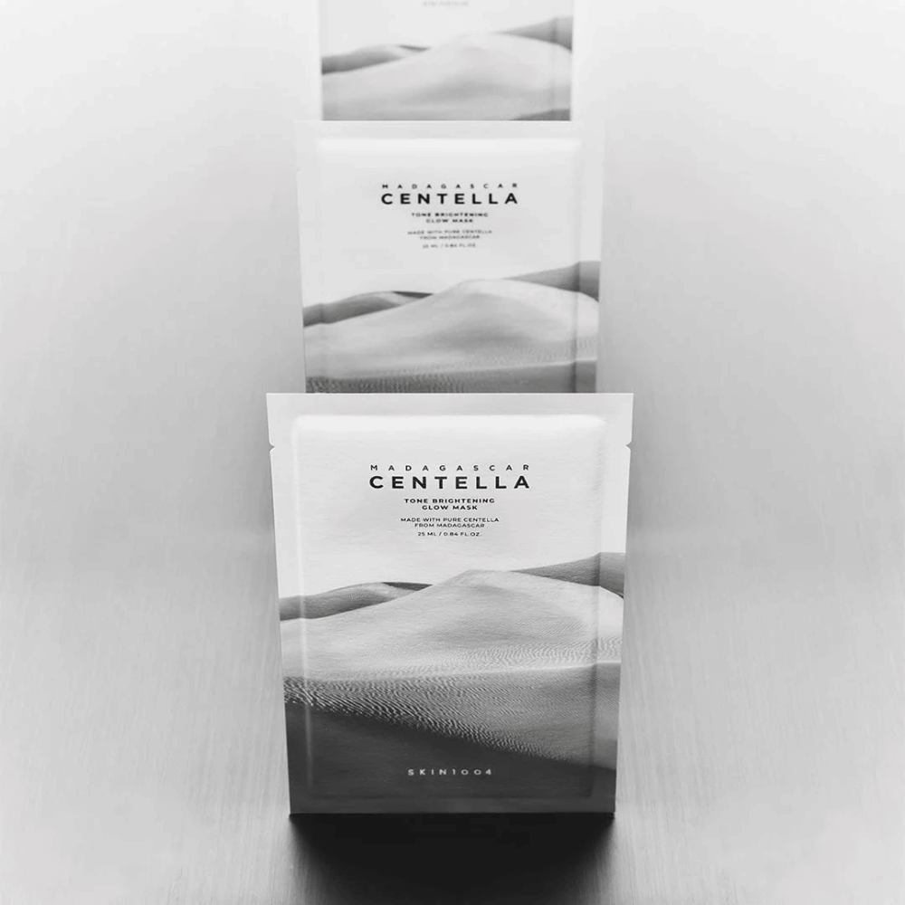 Viaceré masky naukladané v rade, štýlová produktová prezentácia v čiernobielom prevedení.