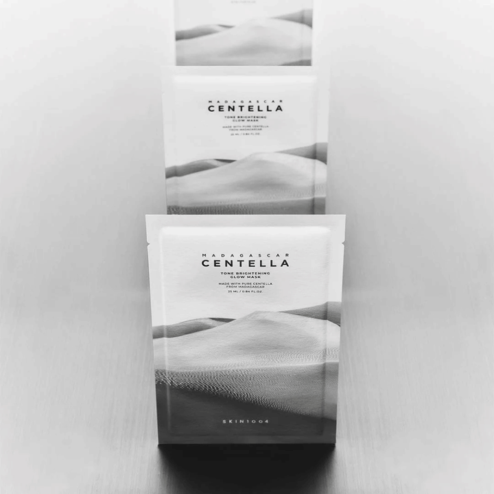 Viaceré masky naukladané v rade, štýlová produktová prezentácia v čiernobielom prevedení.