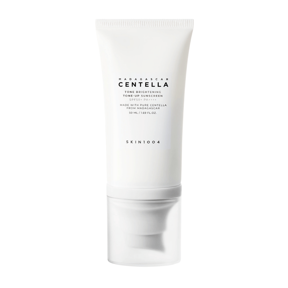 Tuba s Madagascar Centella Tone Brightening Tone-Up Sunscreen od SKIN1004. Tuba je biela s čiernym textom a obsahuje 50 ml. Produkt má SPF 50+ PA++++ a je vyrobený s čistou Centellou z Madagaskaru.