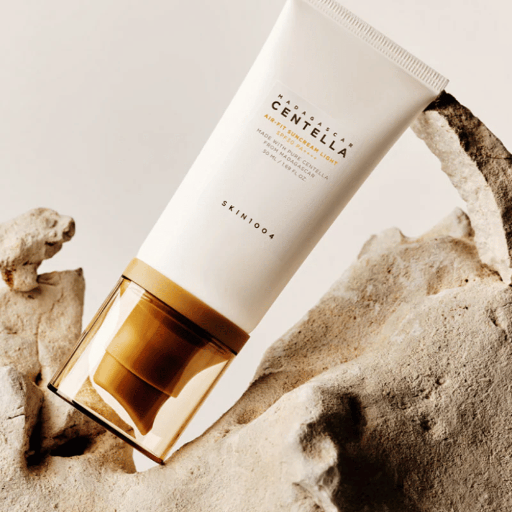 SKIN1004 Madagascar Centella Air-Fit Suncream Light SPF30 – hydratačná ochrana pred slnkom, ktorá pomáha posilniť kožnú bariéru a poskytuje prirodzený, svieži vzhľad.