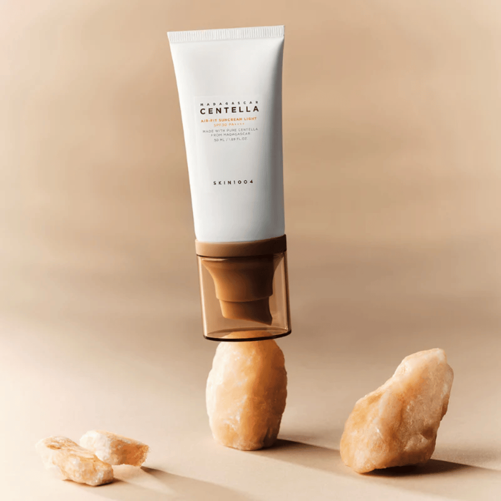 SKIN1004 Madagascar Centella Air-Fit Suncream Light – kórejský opaľovací krém s ľahkou formulou, ktorá sa rýchlo vstrebáva a pomáha upokojiť pokožku s centellou asiatica.