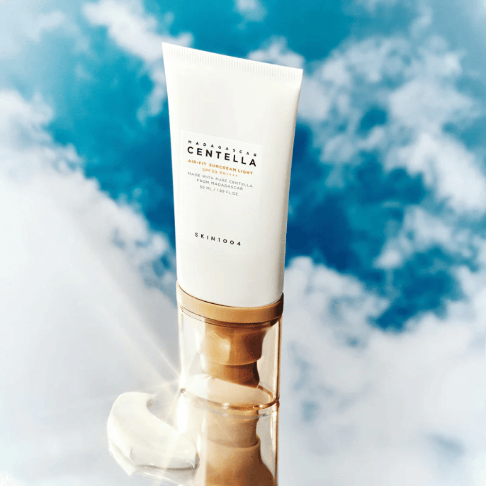 SKIN1004 Madagascar Centella Air-Fit Suncream Light SPF30 PA++++ – ľahký opaľovací krém s centellou asiatica, ktorý chráni pokožku pred UV žiarením a poskytuje hydratáciu bez pocitu ťažkosti.