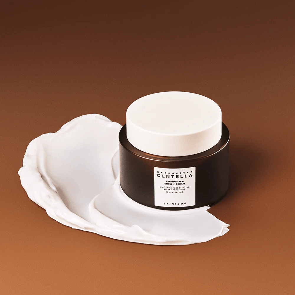 SKIN1004 Madagascar Centella Probio-Cica Enrich Cream umiestnený na vrstve krému – hydratačný a upokojujúci pleťový krém s centella asiatica.