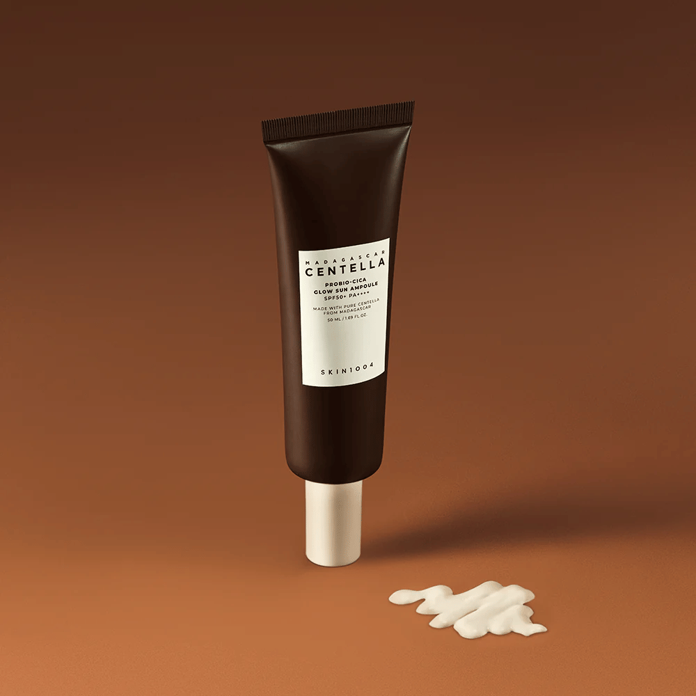 SKIN1004 Madagascar Centella Probio-Cica Glow Sun Ampoule má hodvábnu, ľahko tónovanú formulu, ktorá sa rozpúšťa v pokožke. Chráni s SPF50+ PA++++, hlboko hydratuje a poskytuje prirodzený lesk – ideálne na denné použitie.