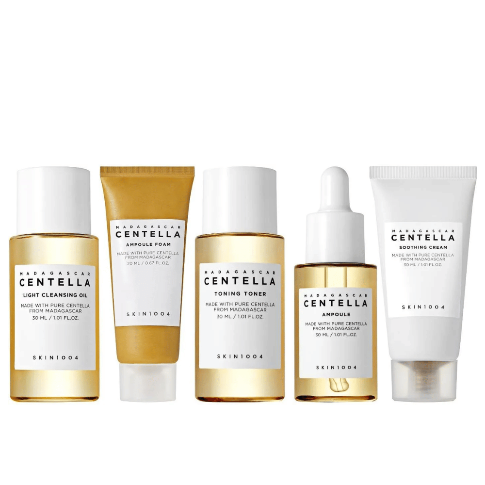 Madagascar Centella Travel Kit obsahuje päť produktov pre kompletnú starostlivosť o pleť. Zahŕňa ľahký čistiaci olej, ampulkovú penu, tonizujúci toner, ampulku a upokojujúci krém. Perfektné na hydratáciu a upokojenie pokožky, nech ste kdekoľvek.