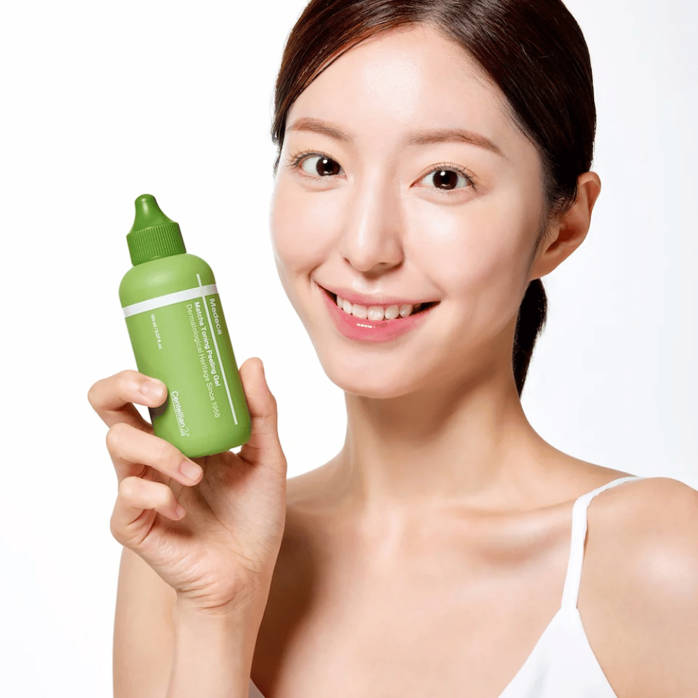 Centellian24 Madeca Matcha Toning Peeling Gel v ruke – kórejský peeling na tvár, ktorý pomáha jemne exfoliovať pokožku a zlepšiť jej jas.