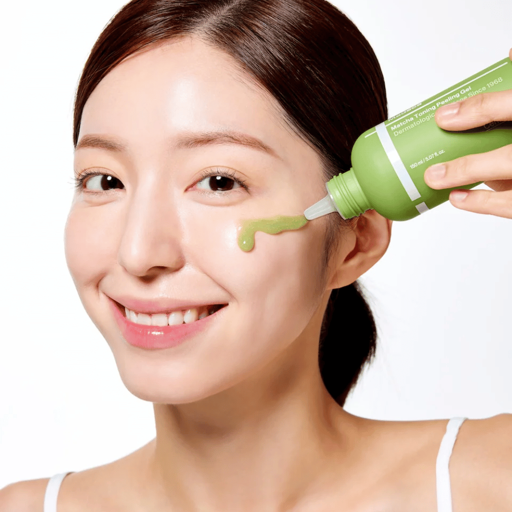 Osoba, ktorá aplikuje Centellian24 Madeca Matcha Toning Peeling Gel – jemný peeling, ktorý pomáha odstrániť odumreté kožné bunky a robí pokožku mäkšou a žiarivejšou.