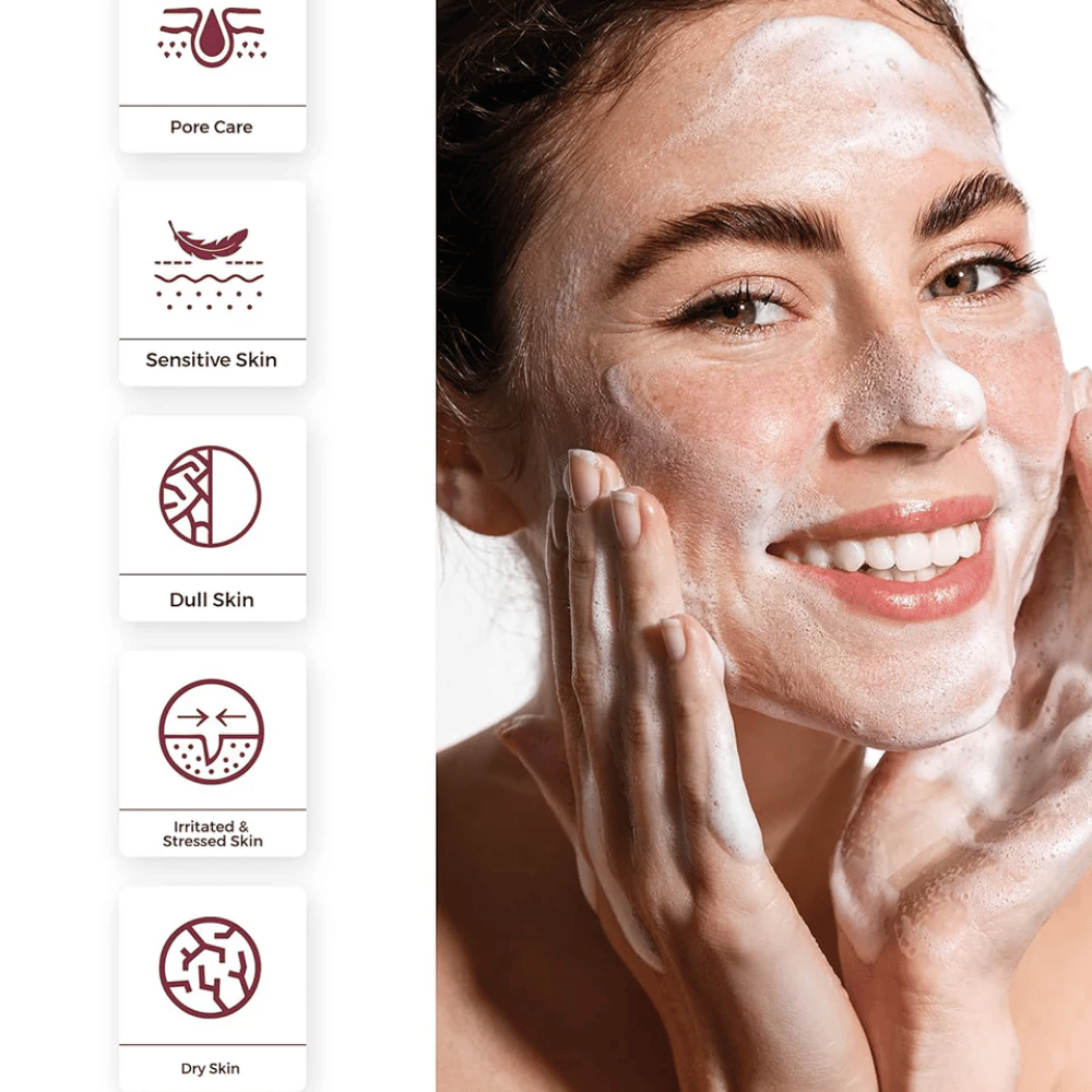 Osoba používajúca Centellian24 Madeca Amino Acid Cleansing Foam – jemné kórejské čistenie tváre, ktoré vytvára jemnú penu a pomáha čistiť póry a upokojiť citlivú pokožku.