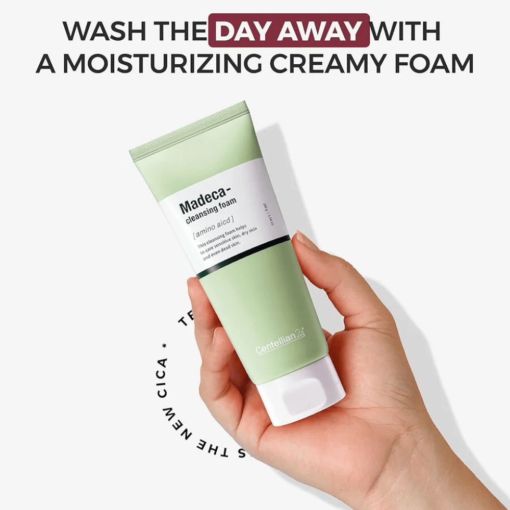Centellian24 Madeca Amino Acid Cleansing Foam v ruke – kórejské čistenie tváre s aminokyselinami a Centella Asiatica, ktoré vytvára krémovú penu a jemne čistí pokožku bez vysušovania.