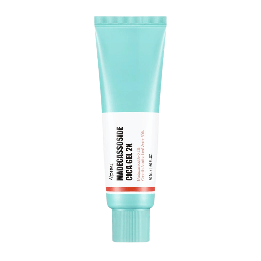 A’pieu Madecassoside Cica Gel 2X v tyrkysovej tube s bielou etiketou a čiernym a červeným textom, stojacej na bielom pozadí.