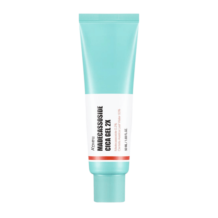 A’pieu Madecassoside Cica Gel 2X v tyrkysovej tube s bielou etiketou a čiernym a červeným textom, stojacej na bielom pozadí.