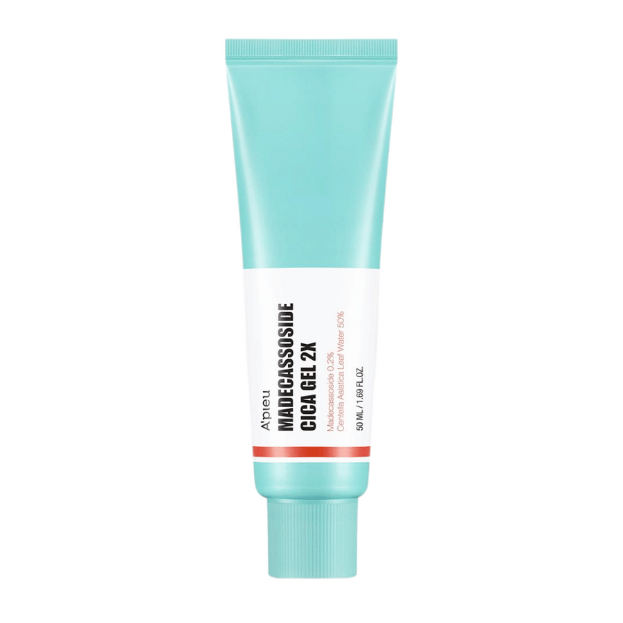 A’pieu Madecassoside Cica Gel 2X v tyrkysovej tube s bielou etiketou a čiernym a červeným textom, stojacej na bielom pozadí.