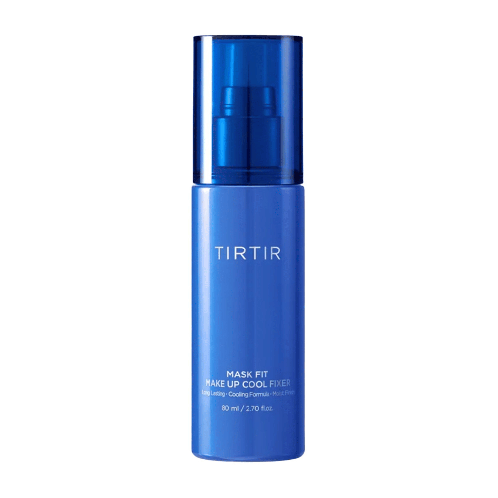 Modrá sprejová fľaša s etiketou "TIRTIR Mask Fit Make Up Cool Fixer". Dizajn fľaše je elegantný a moderný a obsahuje 80 ml (2,70 fl. oz.) produktu, ktorý ponúka dlhotrvajúci a osviežujúci finiš pre make-up.
