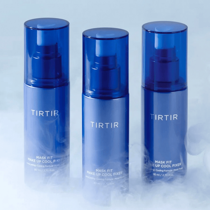 Tri modré sprejové fľaše s etiketou "TIRTIR Mask Fit Make Up Cool Fixer". Každá fľaša pojme 80 ml (2,70 fl. oz.) a je navrhnutá tak, aby poskytovala osviežujúci pocit a dlhotrvajúci make-up. Fľaše stoja na svetlom pozadí s hmlou, aby vytvorili atmosféru sviežosti.