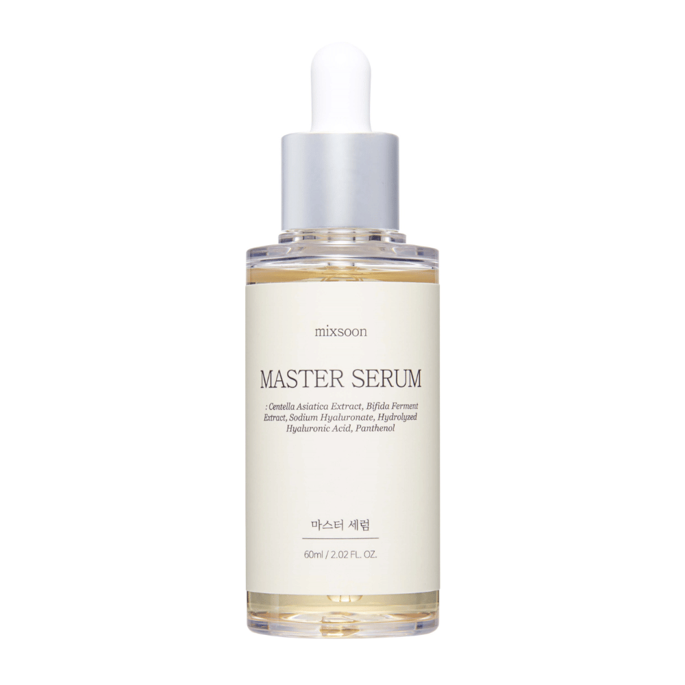 Mixsoon Master Serum v priehľadnej sklenenej fľaši so striebornou pipetou, obsahujúci upokojujúce a hydratačné zložky ako Centella Asiatica a kyselina hyalurónová pre žiarivú pleť.
