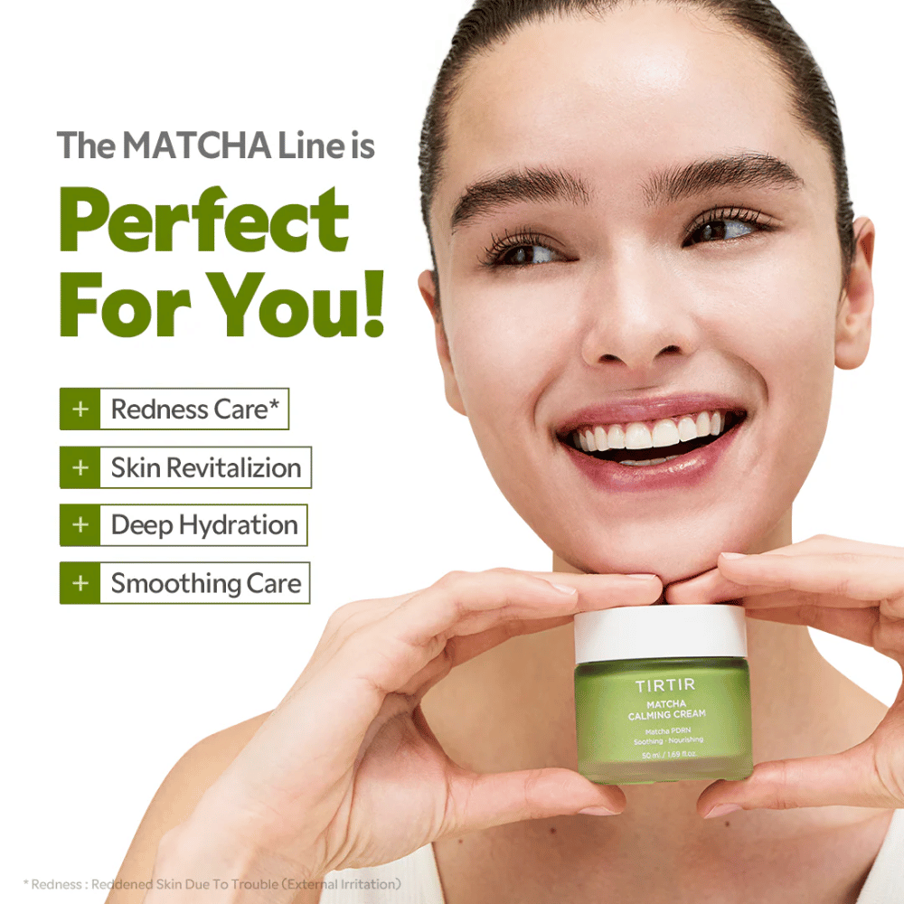 Žena drží TIRTIR Matcha Calming Cream, ktorá upokojuje začervenanú pleť, poskytuje hĺbkovú hydratáciu a posilňuje kožnú bariéru pre zdravý glow.