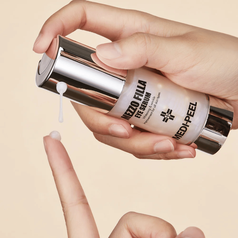 Aplikácia MEDI-PEEL Mezzo Filla Eye Serum na konček prsta – ľahké očné sérum, ktoré sa rýchlo vstrebáva a poskytuje intenzívnu hydratáciu a anti-age efekt.