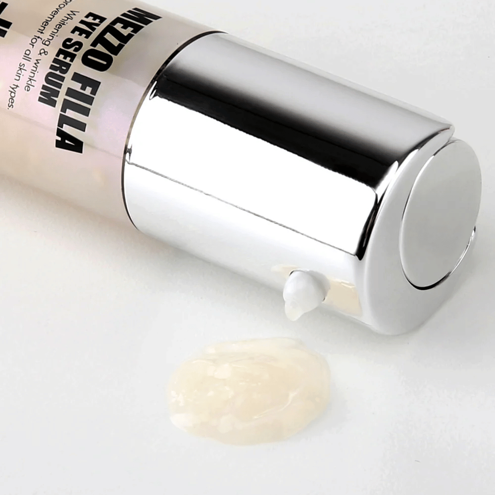 MEDI-PEEL Mezzo Filla Eye Serum v striebornom balení so zreteľnou textúrou séra – kórejské očné sérum, ktoré hydratuje, vypĺňa a pôsobí proti jemným líniám okolo očí.