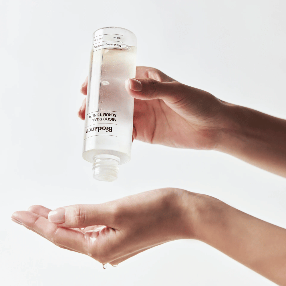 Biodance Micro Dual Serum Toner sa aplikuje na ruku – hydratačný a výživný pleťový toner s pocitom séra pre suchú a citlivú pokožku