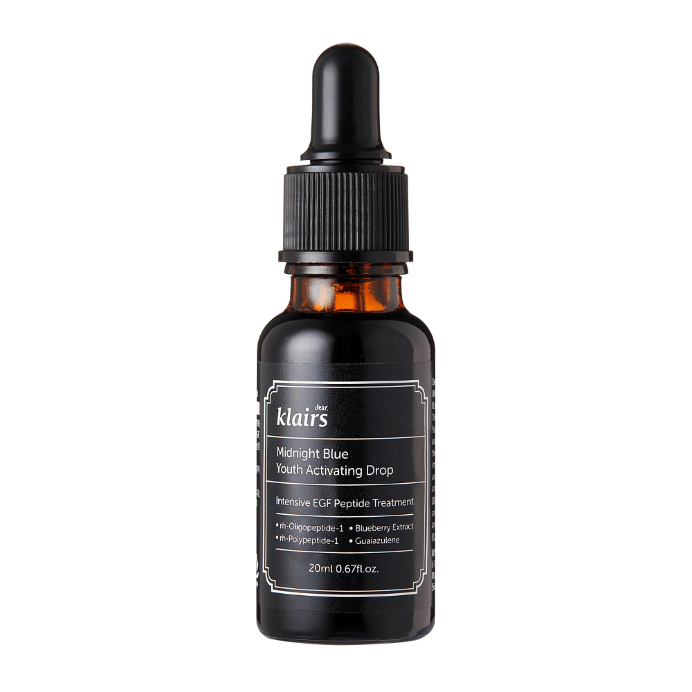 Klairs Midnight Blue Youth Activating Drop v tmavej sklenenej fľaši s pipetou. Produkt obsahuje EGF-peptidy, extrakt z čučoriedok a guaiazulén na podporu elasticity pokožky a boj proti známkam starnutia.