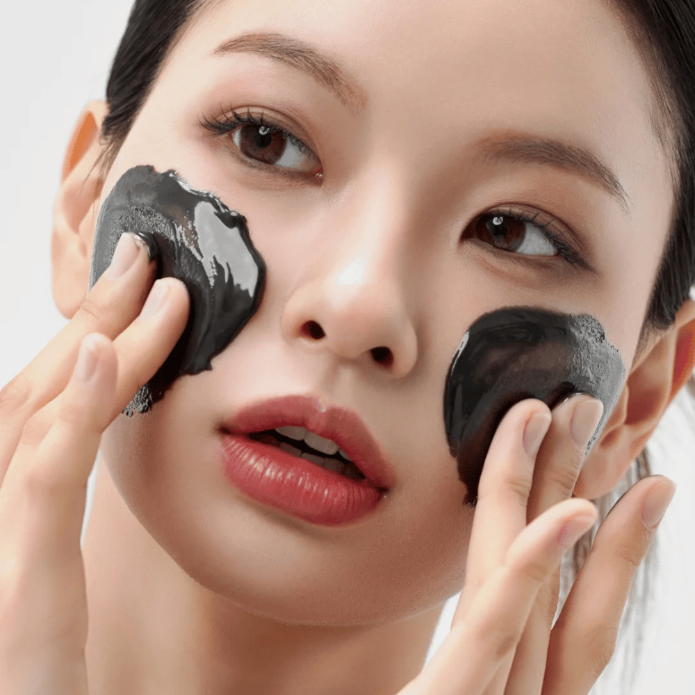 Detail aplikácie Ako Midnight Soothing Cleansing Balm na tvári. Jemný čistiaci balzam, ktorý rozpúšťa nečistoty a poskytuje pokojný pocit pokožky.