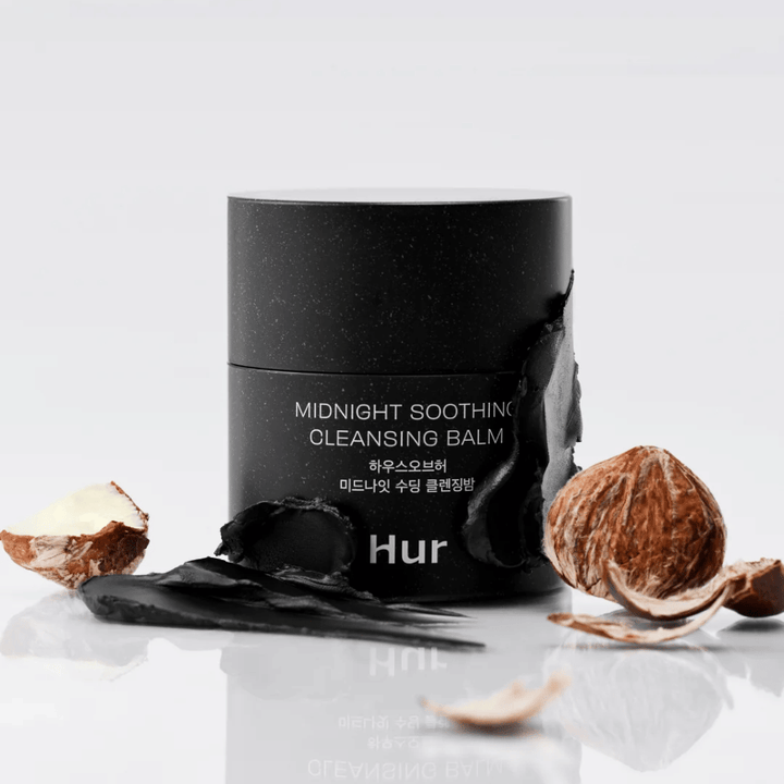 Ako Midnight Soothing Cleansing Balm s balzamovou textúrou a prírodnými ingredienciami. Jemné čistenie tváre, ktoré upokojuje pokožku a odstraňuje make-up.