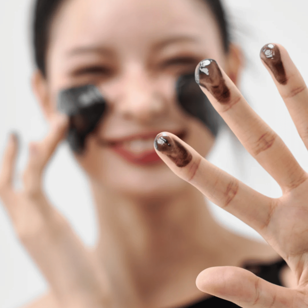 Model aplikuje Ako Midnight Soothing Cleansing Balm na pokožku. Krémový čistiaci balzam, ktorý čistí do hĺbky a zanecháva pokožku jemnú a vyváženú.