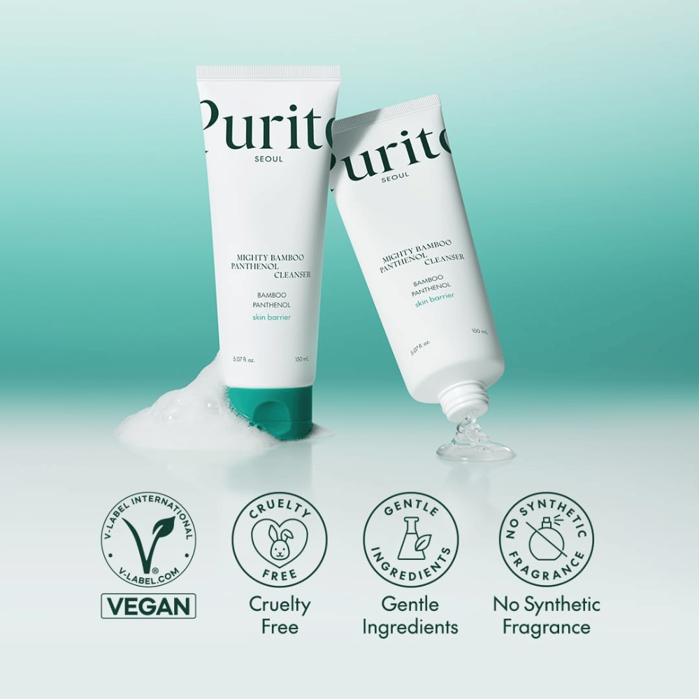 Dve balenia Purito Mighty Bamboo Panthenol Cleanser sú zobrazené s penou, spolu s ikonami pre vegánsku, cruelty-free a bezparfémovú formulu.