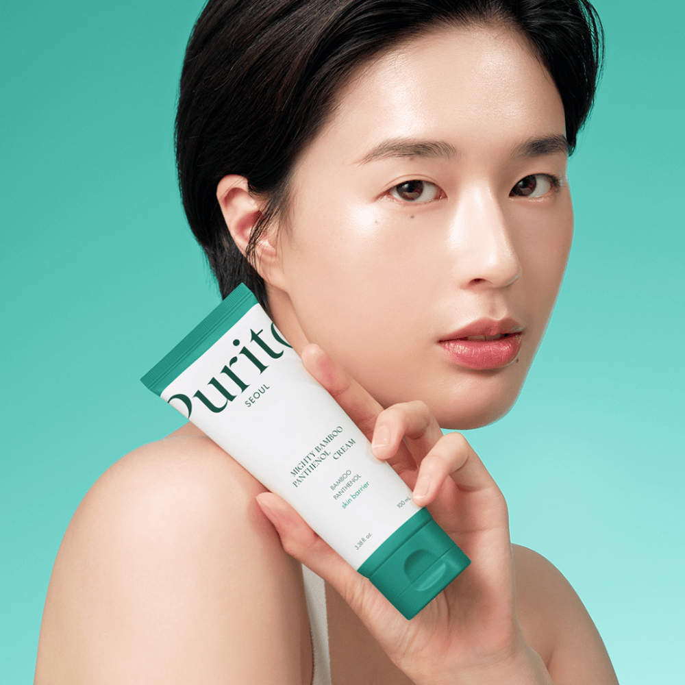 Purito Mighty Bamboo Panthenol Cream je výživný hydratačný krém obsahujúci bambusový extrakt a panthenol na posilnenie kožnej bariéry a upokojenie citlivej pokožky. Hĺbkovo hydratuje, znižuje začervenanie a zanecháva pokožku jemnú a vyváženú. Perfektný na každodenné použitie.