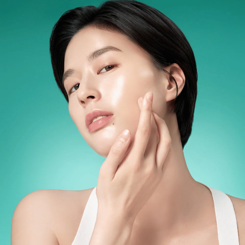 Žena so žiarivou pokožkou po použití Purito Mighty Bamboo Panthenol Serum – upokojujúce a hydratačné sérum, ktoré posilňuje kožnú bariéru.